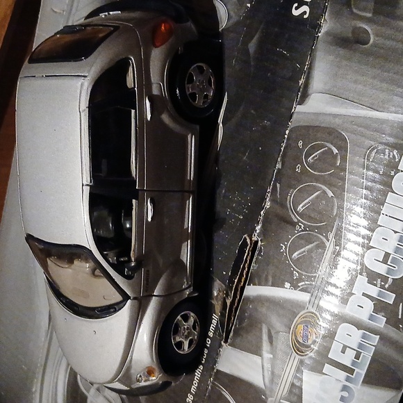 🤠New In Box 2001 CHRYSLER PT CRUISER SILVER Die Cast 1:24 Scale - Picture 1 of 5